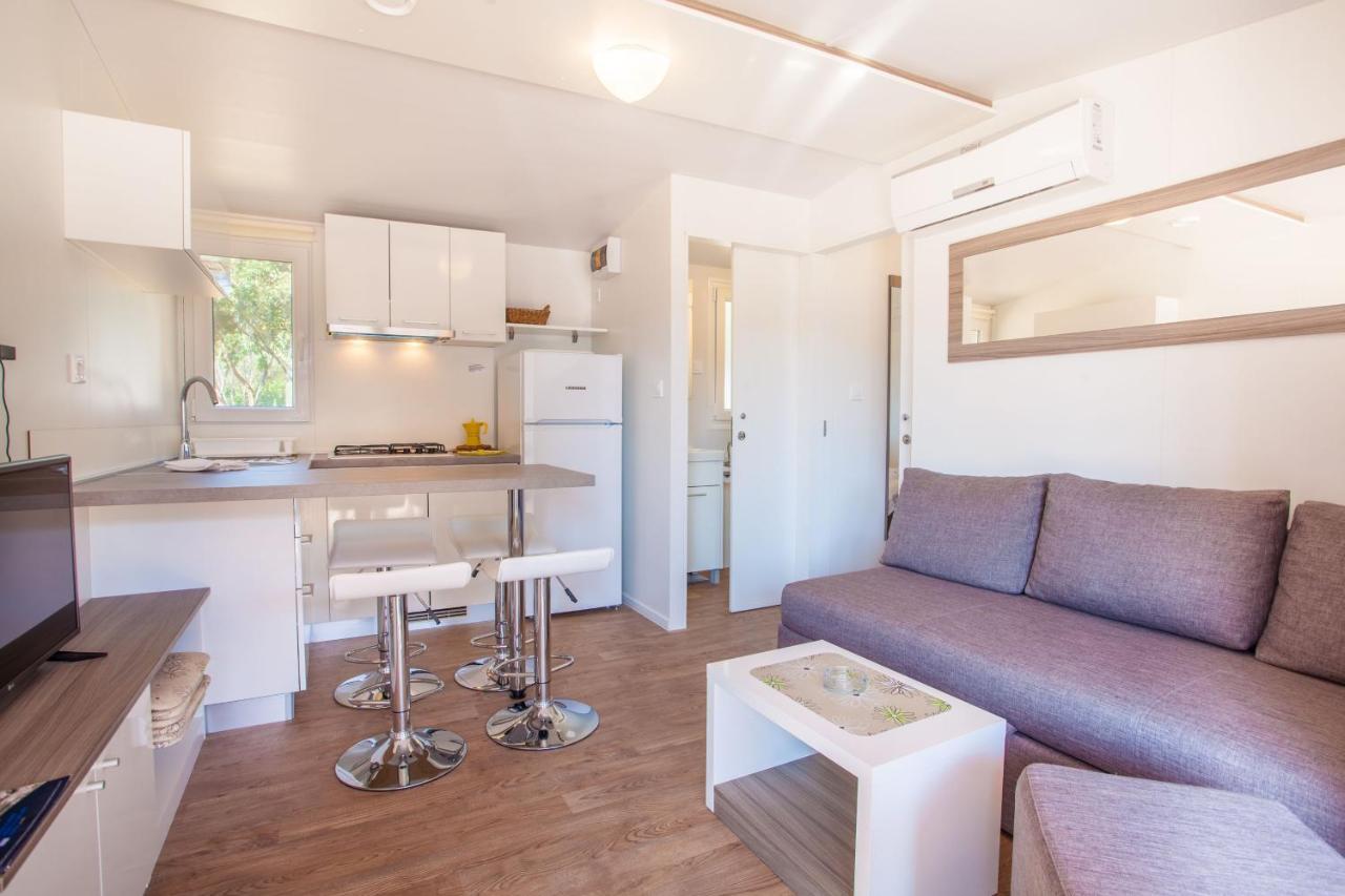 Mobile Homes Delta Marine At Campsite Rapoca Nerezine Eksteriør bilde